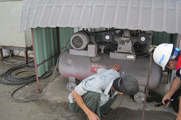 Hướng dẫn Công nhân vận hành máy nén khí xả nước ngưng của bình chứa khí nén Xả nước ngưng của bình chứa khí nén