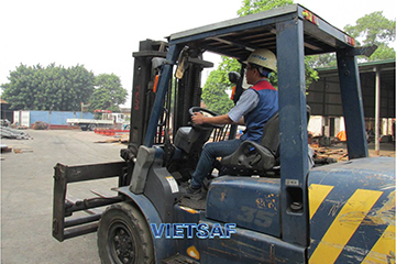Lái thử xe nâng sau khi kiểm định