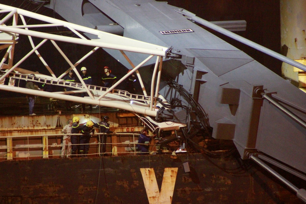 Sập cần cẩu cảng