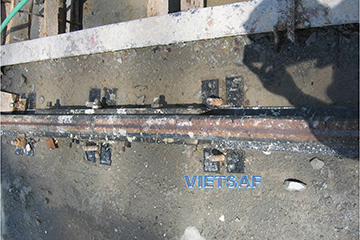 Kiểm tra ray cầu trục, cổng trục: Trong trường hợp này thiếu Bulong bắt ray Kiểm tra ray cầu trục, cổng trục