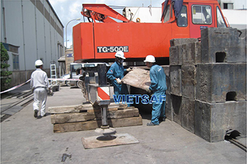 Kê, lót chân chống cần trục để chuẩn bị thử tải Kê lót chân chống cần trục