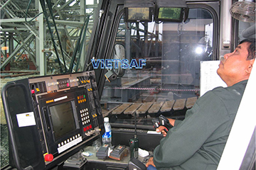 Kiểm tra màn hình điều khiển của cần trục Demag 600T Kiểm tra màn hình điều khiển