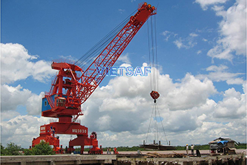 Thử tải cần trục chân đế tại đóng tàu Bến Kiền Thử tải cần trục chân đế