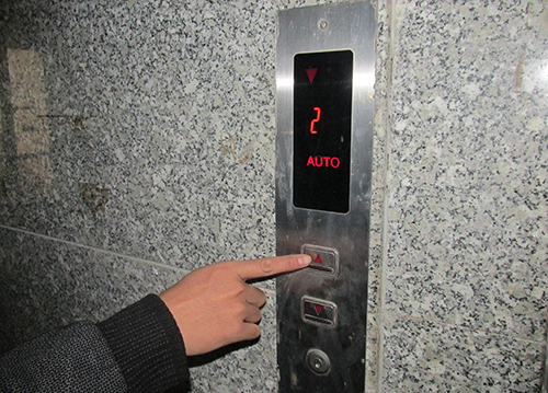 Cách bấm nút thang máy