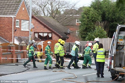 Đưa cụ bà trong vụ nổ ga đi viện cấp cứu Đưa cụ bà trong vụ nổ ga đi viện cấp cứu