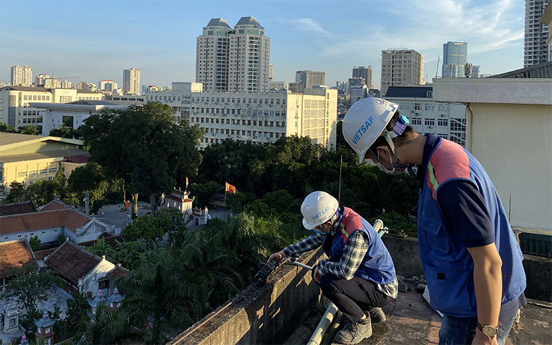 Kiểm định hệ thống chống sét, kiểm tra kim thu sét trên nóc tòa nhà