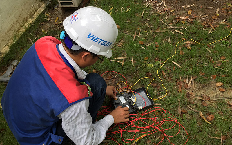 Đo điện trở tiếp địa chống sét tại các vị trí kiểm tra đặt bên ngoài tòa nhà