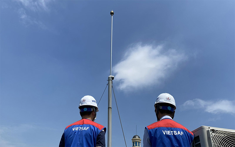 Kiểm tra kim thu của hệ thống chống sét, kiểm tra dân dẫn sét và liên kết giữa chúng