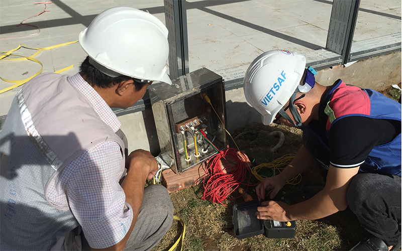 Khách hàng hỗ trợ và giám sát quá trình đo điện trở chống sét
