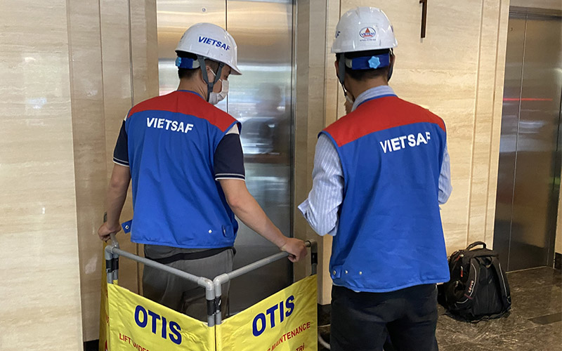 Đặt biển báo khi kiểm định thang máy của hãng Otis để mọi người được biết và không sử dụng thang