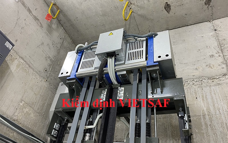 Kiểm định thang không phòng máy của hãng Schindler sử dụng cáp dẹt. Là hãng thang hiện đại và uy tín