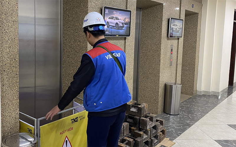 Đặt biển cảnh báo để mọi người biết thang máy đang được kiểm định
