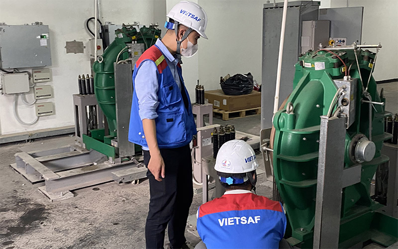Kiểm tra phòng máy: Kiểm tra bao quát toàn bộ phòng máy, kiểm tra tời kéo, tủ điện ...