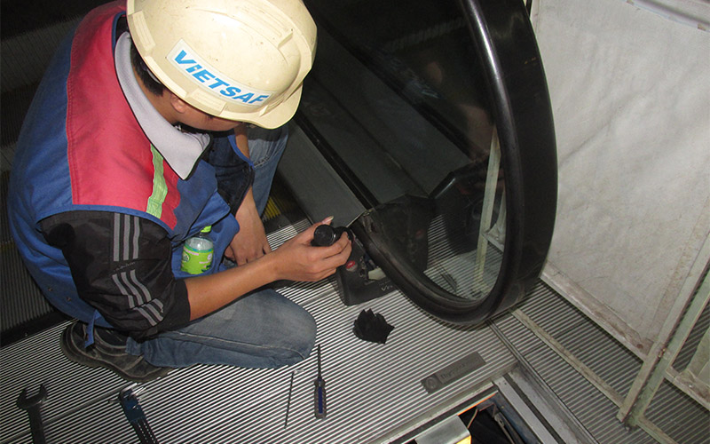 Kiểm định thang cuốn, kiểm tra các cơ cấu an toàn của thang