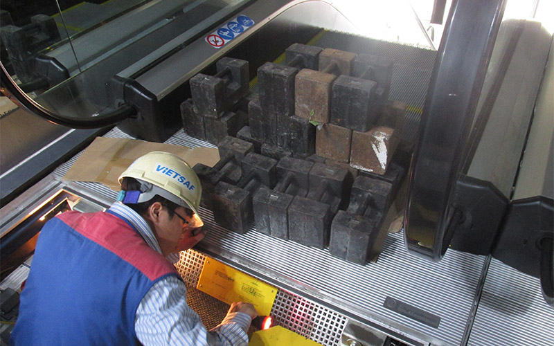 Kiểm tra động cơ, hệ thống điều khiển... trong quá trình kiểm định thang cuốn