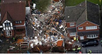 Nổ gas nhà sập tan, bà cụ thoát chết ngoạn mục nhờ … máy giặt