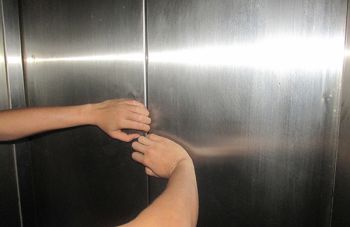 Kẹt thang máy 30 ngày, một phụ nữ chết oan